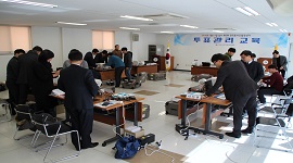 조합장선거 투표관리관 등이 통합명부시스템을 운용실습하는 모습